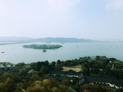 西湖三月覓春蹤，千里相逢共佳期——杭州春游記